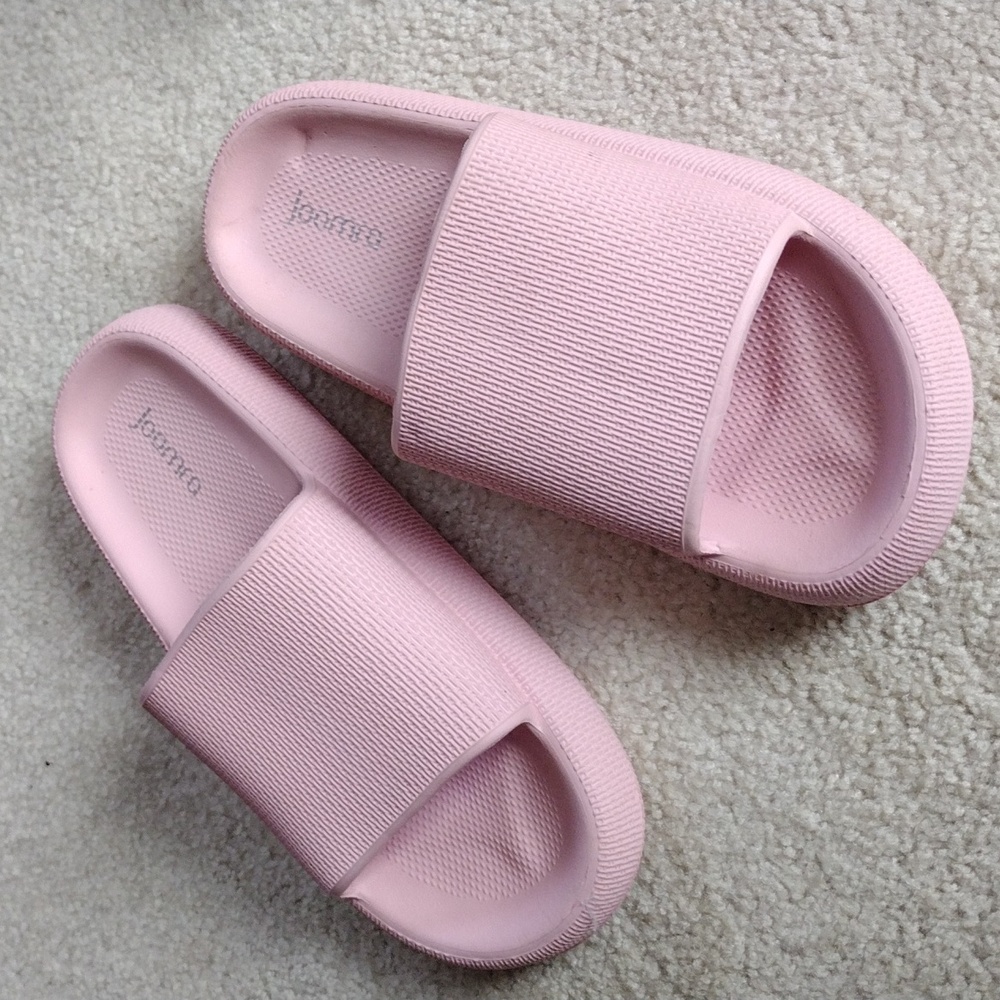 Joomra women's pink puffy slides. Mint condition. Size 11